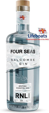 Four Seas London Dry Gin von Salcombe in blauer Glasflasche mit RNLI-Label und Holzverschluss auf hellem Hintergrund