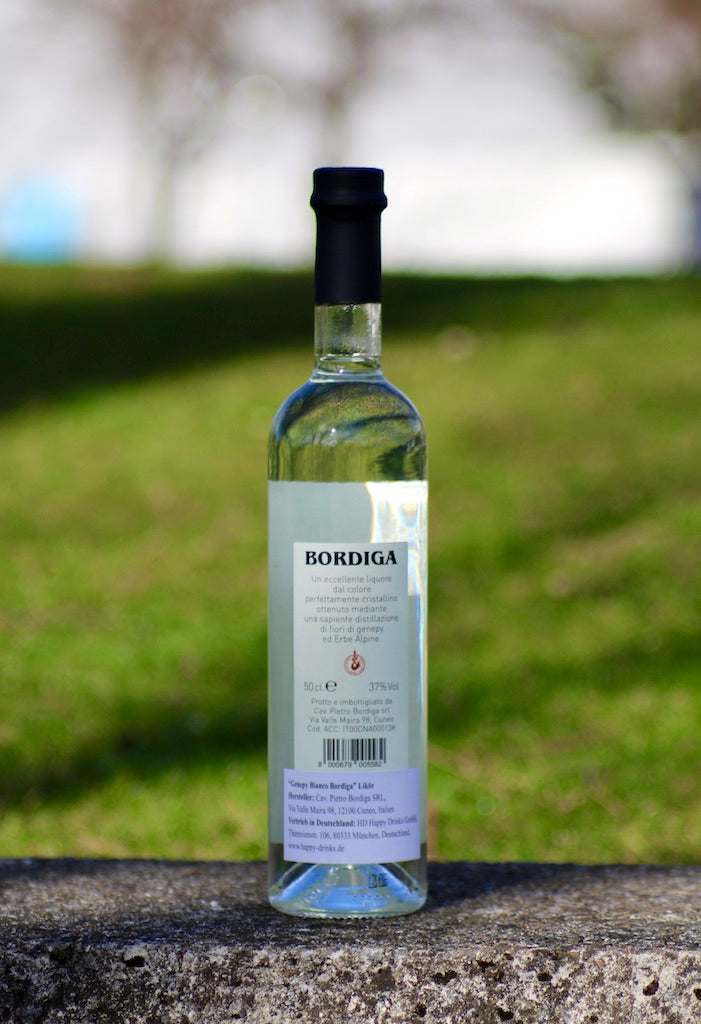 Rückseite der Flasche Genepy Bianco von Bordiga auf Steinfläche, Etikett mit Herstellerangaben gut lesbar.