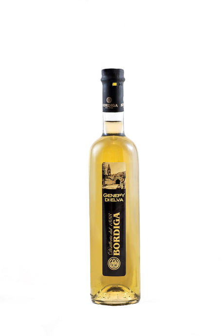 Flasche Genepy di Elva von Bordiga, goldgelber Kräuterlikör mit schwarzem Etikett auf weißem Hintergrund.