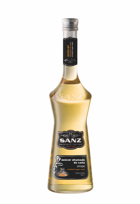 Flasche Sanz geräucherter Rohrzuckersirup mit schwarzem Etikett und goldenem Inhalt, stilvolles Design mit Prägung.