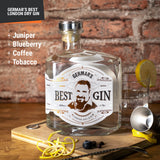  Germar's Best Gin, London Dry Gin, Flasche mit Botanicals wie Wacholder, Blaubeeren, Kaffee und Tabak auf einem Holzbrett.