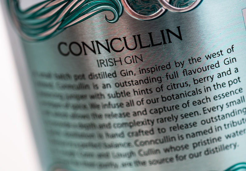Nahaufnahme des Conncullin Irish Gin Etiketts mit Text über die Inspiration aus dem Westen Irlands und botanische Noten.