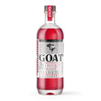 Eine Flasche The Goat Strawberry Gin mit roter Flüssigkeit und Etikett, darauf ein Ziegenlogo, vor weißem Hintergrund.