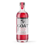 Eine Flasche The Goat Strawberry Gin mit roter Flüssigkeit und Etikett, darauf ein Ziegenlogo, vor weißem Hintergrund.