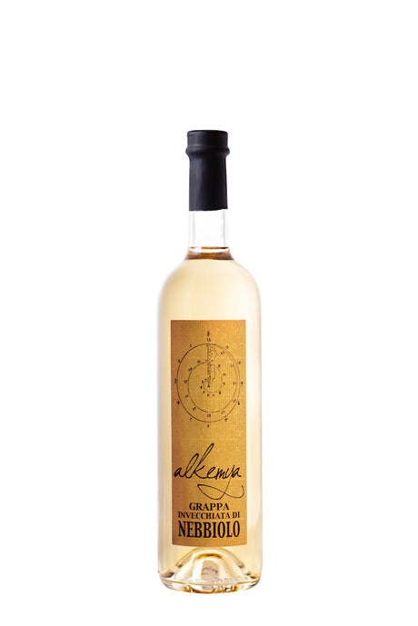 Flasche Grappa Invecchiata di Nebbiolo mit elegantem goldenen Etikett und schwarzem Verschluss, vor weißem Hintergrund.