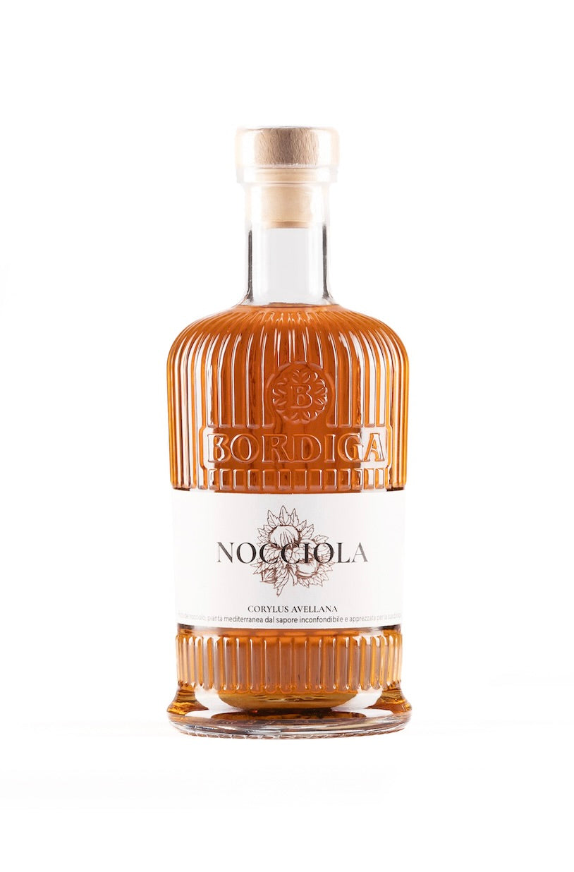 Haselnusslikör Bordiga Nocciola, 700 ml, in einer geriffelten Flasche mit hellbrauner Farbe und elegantem Etikett mit Haselnussillustration.