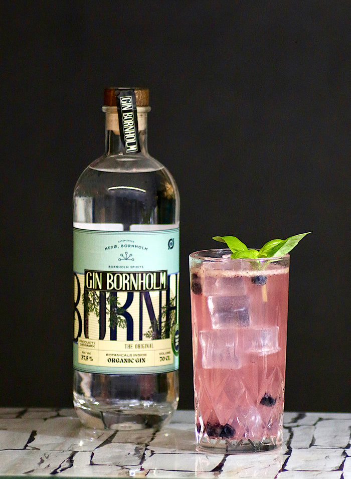 Heidelbeer-Basilikum-Fizz Cocktail mit Gin Bornholm