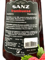 Himbeersirup Sanz 0,7L, Rückseitenetikett mit Zutaten, Nährwertangaben und Barcode, daneben frische Himbeeren.