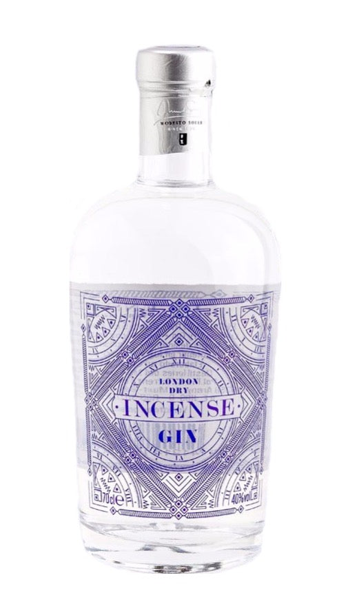 Flasche Incense London Dry Gin mit kunstvoll gestaltetem Etikett in Blau und Silber, 40 % vol., vor weißem Hintergrund.