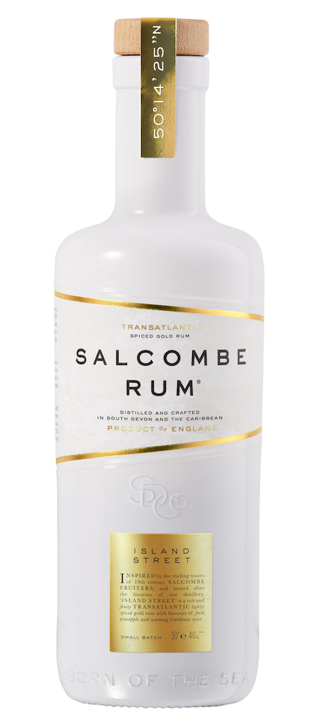Flasche Salcombe Rum Island Street Spiced Gold mit weißem Etikett, Goldakzenten und Holzverschluss vor hellem Hintergrund.