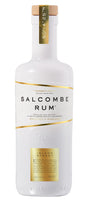Flasche Salcombe Rum Island Street Spiced Gold mit weißem Etikett, Goldakzenten und Holzverschluss vor hellem Hintergrund.