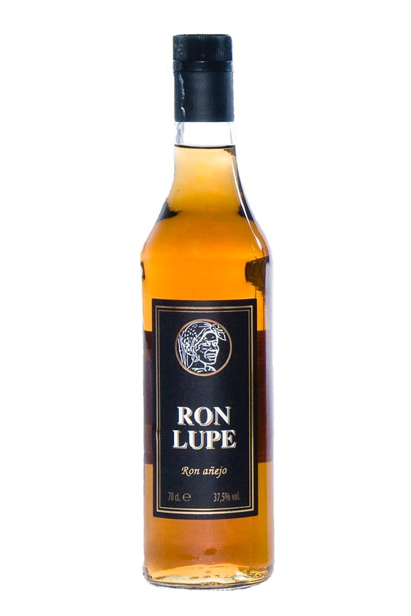 Rum Añejo Lupe in goldbrauner Farbe, in hoher Flasche mit schwarzem Etikett und markantem Schriftzug Ron Lupe.