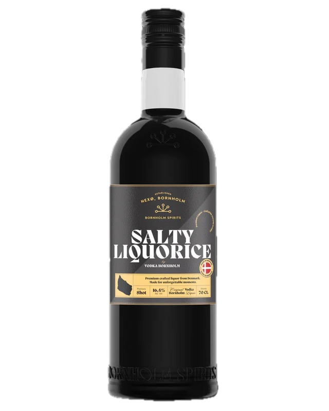 Schwarze Bornholm-Salty-Liquorice-Flasche mit gold-schwarzem Etikett und Schraubverschluss, frontal vor schwarzem Hintergrund.