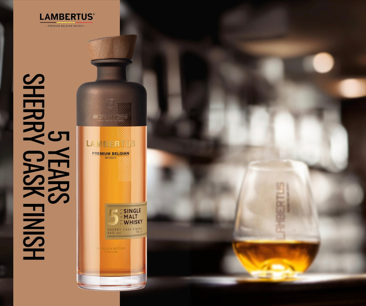 Lambertus 5 Jahre Single Malt Sherry Cask Finish mit Flasche und Whiskyglas vor unscharfem Barhintergrund.