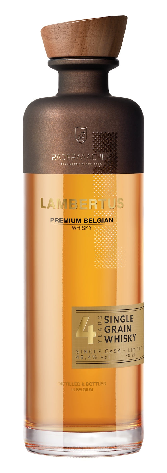 Flasche Lambertus belgischer Whisky mit Holzverschluss und goldenem Etikett vor weißem Hintergrund.