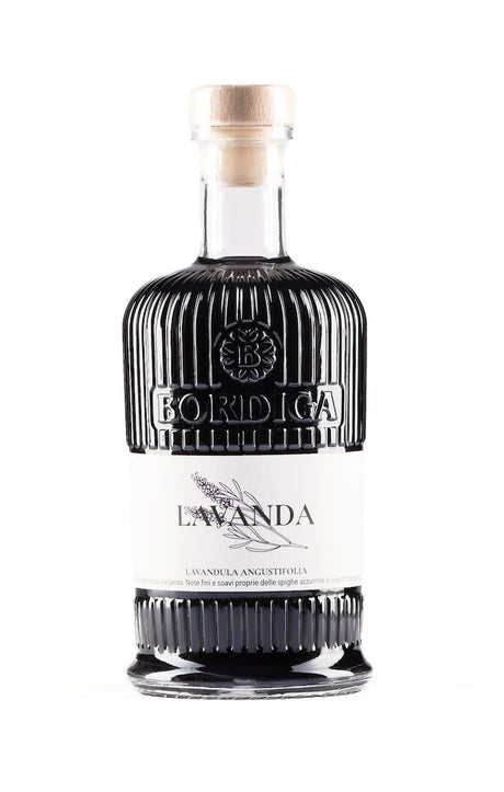 Lavendellikör Bordiga, 700 ml, in einer dekorativen geriffelten Flasche mit schlichtem Etikett und Lavendelillustration.