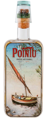 Flasche Le Pointu Pastis Artisanal mit einem Etikett, das ein traditionelles Segelboot vor einer malerischen Küstenlandschaft zeigt.