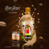 Flasche des Lily Cafetón Tequila Likörs mit Kaffee und Sahne, umgeben von Kaffeebohnen und einem Sahnespritzer, daneben ein Glas mit Eiskaffee.