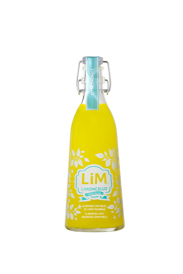 Lim Limoncello Likör in gelber Bügelflasche mit türkisfarbenem Etikett auf weißem Hintergrund