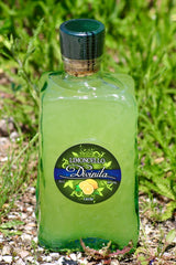 Limoncello Divinita Frasca Flasche im Gras mit grünem Verschluss und rundem Etikett