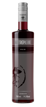 Maîtrepierre Rouge Vermouth vor dunklem, neutralem Hintergrund mit silberner Kapsel und stilisiertem Porträtmotiv auf der Flasche.