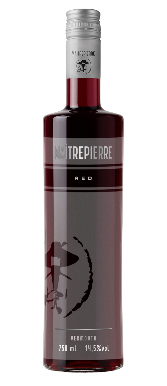 Maîtrepierre Rouge Vermouth vor dunklem, neutralem Hintergrund mit silberner Kapsel und stilisiertem Porträtmotiv auf der Flasche.