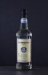 Flasche Maraschino Likör von Bordiga mit schwarzem Hintergrund, Etikett mit Wappen und der Jahreszahl 1888 am Hals.