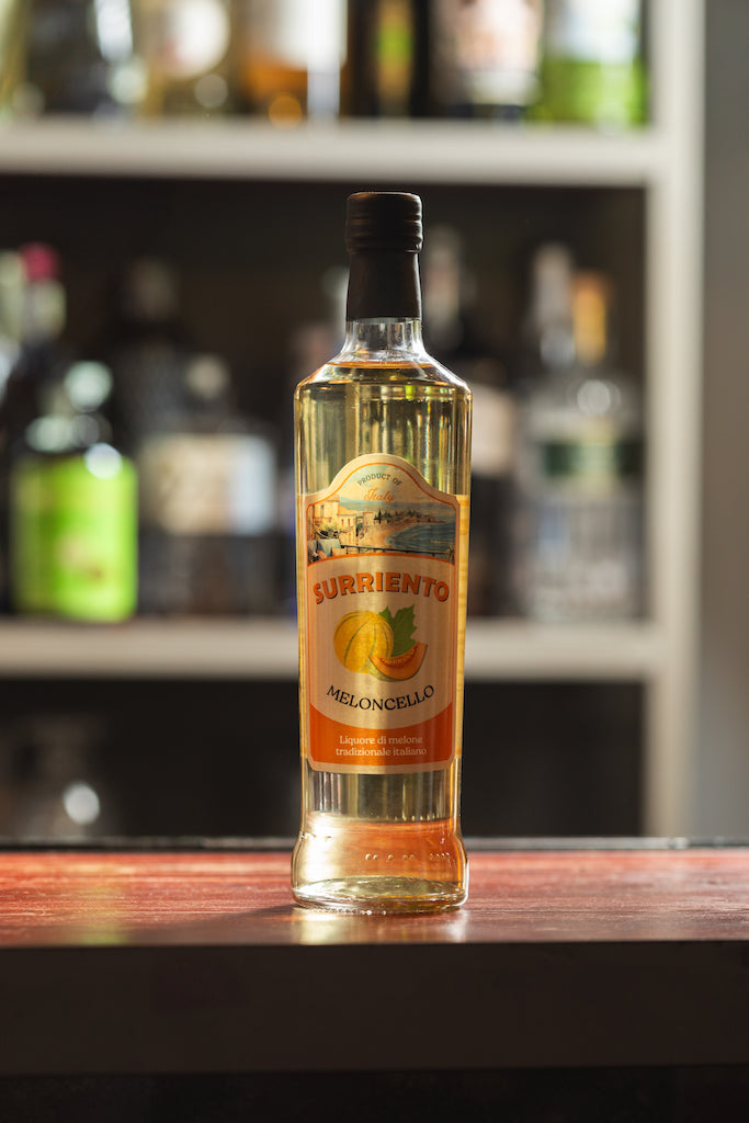 Surriento Meloncello Likör von Bordiga 1888, 700 ml Flasche auf einer Bartheke, italienischer Melonenlikör mit 20 % Melonensaft.