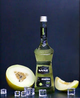 Melonensirup Sanz 700 ml, umgeben von gelben Melonenscheiben und Eiswürfeln vor schwarzem Hintergrund.
