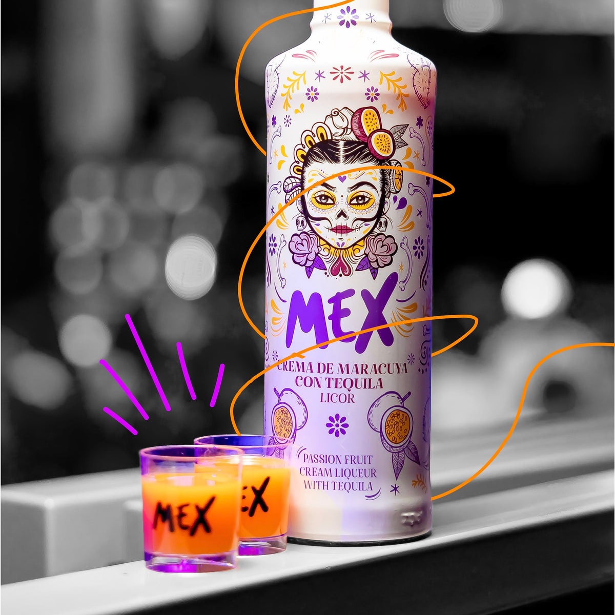 Flasche Mex Maracuja-Tequila Sahnelikör mit zwei gefüllten Shotgläsern, verziertes Design, stilisierte Deko-Elemente.