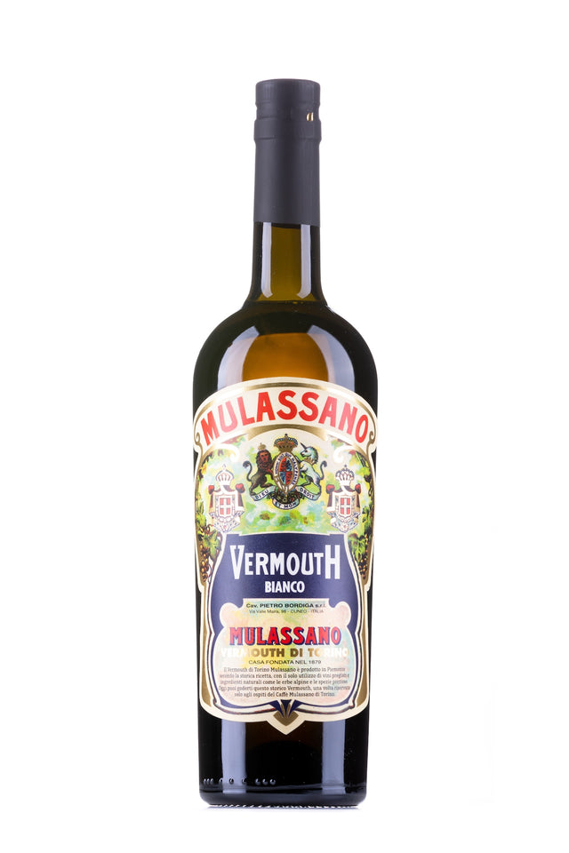 Flasche Vermouth Bianco Mulassano mit kunstvollem Etikett in Rot, Gold und Grün, schwarzem Schraubverschluss, vor weißem Hintergrund.