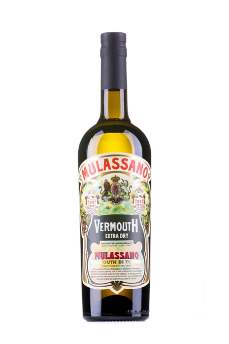 Flasche Mulassano Vermouth Extra Dry, Vorderansicht, mit detailreichem Etikett in grün, schwarz und rot auf weißem Hintergrund.