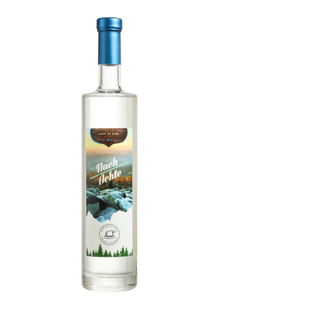 Flasche 'Nach Achte' Gipfelglück Likör mit blauem Verschluss und alpinem Etikett, präsentiert vor weißem Hintergrund.