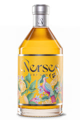 Nerses Dry Gin in sonnengelber Farbe in Glasflasche mit floralem Etikett und Vogelmotiv vor hellem Hintergrund