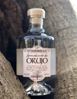 O’Carballo Orujo Flasche zwischen Baumrinde, klarer spanischer Tresterschnaps mit weißem Etikett, 70 cl, 40 % vol.