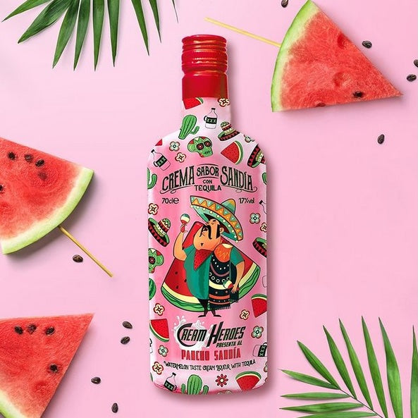 Pinkfarbene Flasche Pancho Sandia Likör mit Wassermelonenstücken, Palmblättern und rosa Hintergrund.