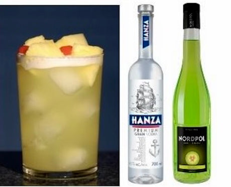 Pearl Harbor Cocktail-Set mit grünem Cocktail im Glas sowie Hanza Grain Vodka und Melonenlikör Nordpol.