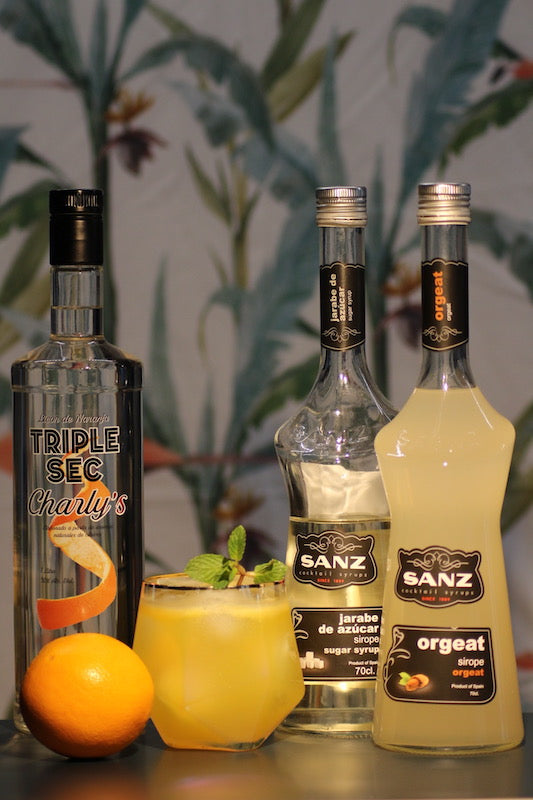 Potted Parrot Cocktail goldgelb im Glas mit Minze, Triple Sec Charly's, Sanz Zuckersirup und Orgeat Sirup