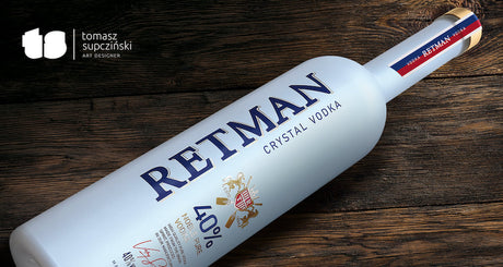 Retman Crystal Vodka Flasche liegend auf dunklem Holztisch mit Designer-Logo