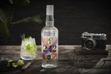 Rocky Island 242 White Rum Flasche neben Rum-Cocktail mit Limette und Minze auf Holztisch