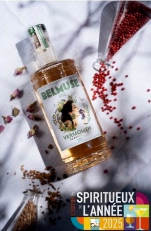 Belmuse Rosé Wermutflasche mit Gewürzen und roten Beeren auf Marmoruntergrund, Auszeichnung Spirituose des Jahres 2025