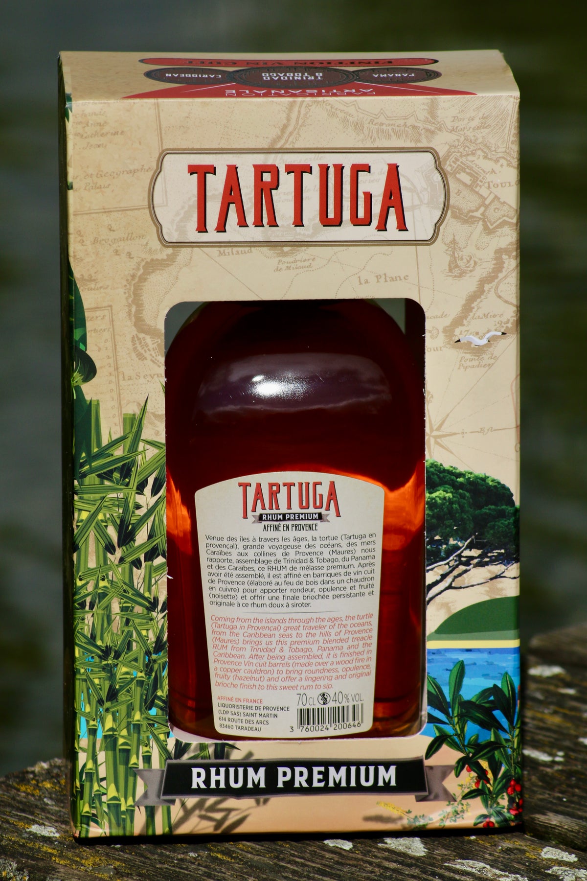 Rückseite der Tartuga Rumflasche in dekorativer Geschenkbox mit Landschaftsmotiven und Textetikett
