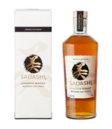 Sadashi Japanese Whisky mit Flasche und Geschenkbox auf weißem Hintergrund.