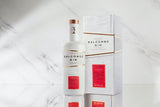 Salcombe Gin Daring, weiße Flasche mit rotem Etikett und eigener luxuriöser Geschenkbox, Teil der Voyager Series, hergestellt in England.