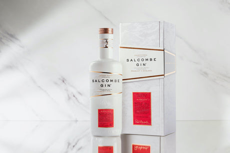 Salcombe Gin Daring, weiße Flasche mit rotem Etikett und eigener luxuriöser Geschenkbox, Teil der Voyager Series, hergestellt in England.
