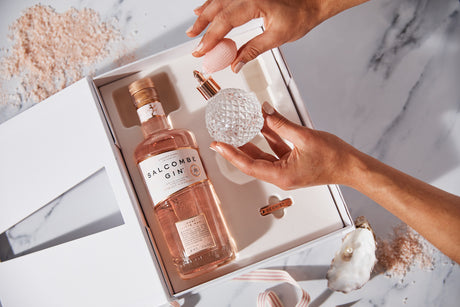 Salcombe Gin Geschenkset mit Rosé Sainte Marie Gin und Seamist Liquid Garnish, stilvoll arrangiert mit maritimen Details.