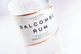 Nahaufnahme des Etiketts einer Salcombe Spiced White Rum Flasche mit edlem, weiß-goldenem Design und feiner Beschriftung.