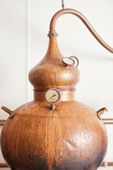 Kupferner Destillationsapparat von Lantern Rock Rum mit Thermometern und Rohrleitung vor hellem Hintergrund.