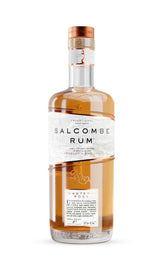 Flasche Salcombe Rum "Lantern Rock", goldbrauner Inhalt, weißes Etikett mit silbernen Details, Korkverschluss.