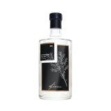 Schwangau Dry Gin, klare Flasche mit schwarzem Etikett, verziert mit Wacholderzweig und goldenem Schriftzug der Brennerei Schroll.